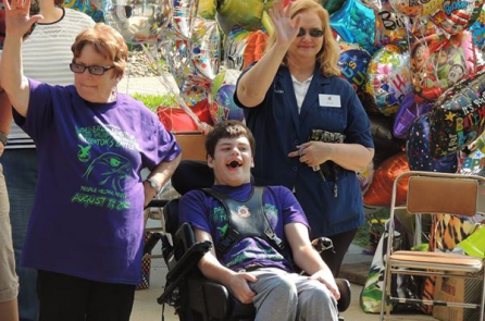 Mỹ: Hàng trăm người xa lạ tới chúc mừng sinh nhật chàng trai bị bại não