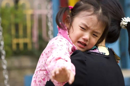 Ngày đầu tiên con vào mẫu giáo, muốn con không khóc, cha mẹ nên làm gì?