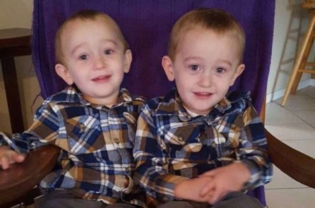 Người mẹ phát hiện ra điều bất ngờ khi lặng lẽ quan sát 2 con song sinh chơi đùa