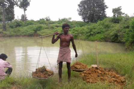 Người đàn ông Ấn Độ 27 năm tự đào ao cấp nước cho cả làng