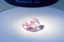 Công ty Nga tìm được viên kim cương màu hồng 27,85 cara hiếm gặp