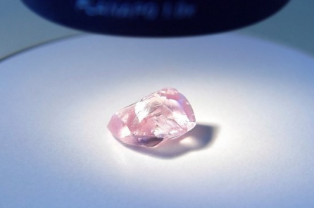 Công ty Nga tìm được viên kim cương màu hồng 27,85 cara hiếm gặp