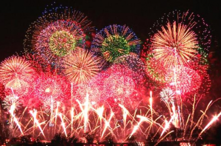 Những màn bắn pháo hoa trong đêm hè ở Nhật khiến người xem trầm trồ khen ngợi