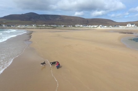 Ireland: Bãi biển bất ngờ xuất hiện trở lại sau 33 năm biến mất