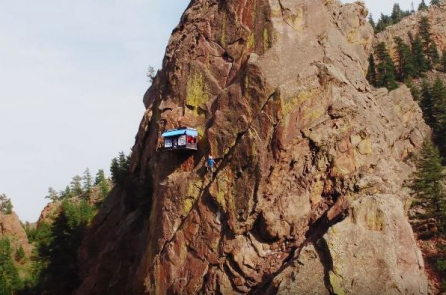 Cửa hàng xây trên vách núi cao 91 mét chỉ phục vụ người leo núi