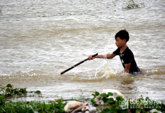 6 nguoi bi nuoc lu cuon troi