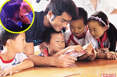 Cổ Thiên Lạc dùng điện thoại nắp trượt: “Bao nhiêu tiền đều cho các bé học tiểu học hết rồi!”