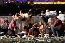 Xả súng Las Vegas: “Mưa đạn” xả từ trên cao, ít nhất 58 người thiệt mạng, 500 người bị thương