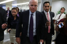 Thượng nghị sĩ McCain ám chỉ TT Trump đã dùng tiền để trốn đi lính tại Việt Nam