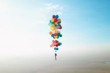 Phiên bản thật của bộ phim “Vút bay”: Người đàn ông bay lên trời bằng bong bóng