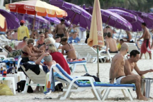 Thái Lan: Cấm hút thuốc trên bãi biển toàn quốc