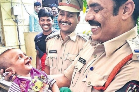 Em bé 4 tháng tuổi cười rạng rỡ khi được cảnh sát cứu mạng