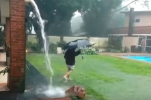 Người mẹ ghi lại khoảnh khắc nguy hiểm khi con bị sét đánh trong cơn mưa