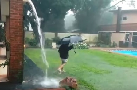 Người mẹ ghi lại khoảnh khắc nguy hiểm khi con bị sét đánh trong cơn mưa