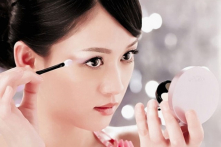 Bí quyết trang điểm: 5 bước ‘touch-up’ tối ưu cho giới văn phòng