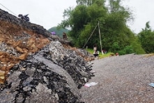 Nghệ An: Nằm trên vỉa đá có độ dốc 45 độ, đường 68 tỷ đồng sụt lún