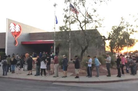 Hàng dài người hiến máu sau vụ xả súng kinh hoàng ở Las Vegas