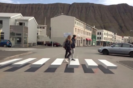 Iceland: Vạch kẻ đường 3D như nổi giữa không trung nhằm giảm tốc độ xe chạy