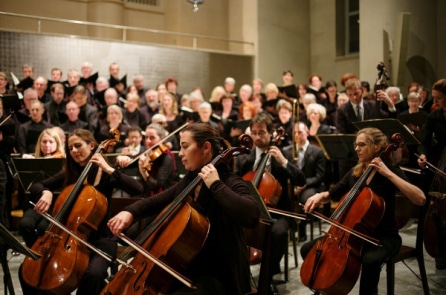 Tiến sĩ y Nhật Bản: Nghe âm nhạc cổ điển có thể cải thiện chứng lão thị