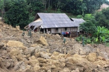 Tiếp tục tìm kiếm 5 nạn nhân còn lại trong vụ sạt lở đất tại Hòa Bình