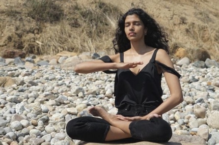 Siêu mẫu Pooja Mor: Thiền định giúp tôi trầm tĩnh trước ánh đèn sân khấu hào nhoáng