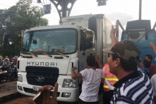 Cán bộ thôn ấp đến tận nhà dân phát giấy tuyên truyền về BOT Biên Hòa