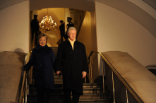 Ông Bill Clinton lại đối diện nhiều cáo buộc về tội quấy rối tình dục