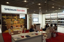 Trung Quốc gây sức ép với nhiều tập đoàn xuất bản hàng đầu thế giới