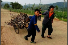 Nỗi khổ khôn tả của người dân phía sau kế hoạch vũ khí hạt nhân của Triều Tiên