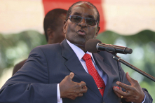 Mugabe: Anh hùng dân tộc hay kẻ kéo lùi lịch sử?