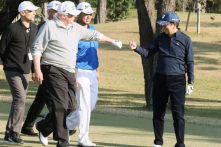 Tổng thống Trump đã đến Nhật và chơi golf với Thủ tướng Abe