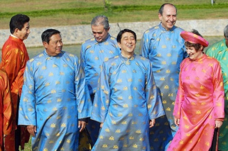 APEC: Chuyện hội nhập, chuyện toàn cầu hóa, chuyện chiếc áo dài