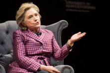Cựu Chủ tịch Đảng Dân chủ cáo buộc bà Clinton tiếm quyền kiểm soát Đảng