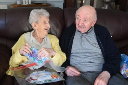 Bà mẹ 98 tuổi vào nhà dưỡng lão để chăm sóc cho con trai 80 tuổi