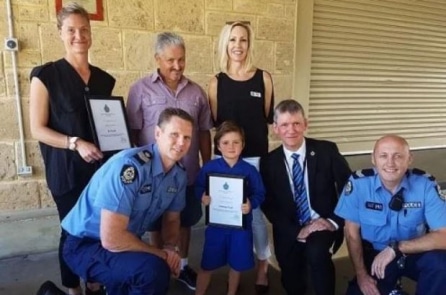 Cậu bé 6 tuổi thông minh giúp tìm ông cụ đi lạc quay về