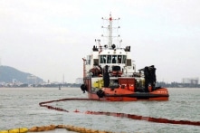 Hút dầu các tàu hàng bị chìm trên biển Quy Nhơn