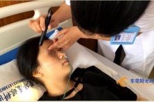 Cô gái 21 tuổi bị mù một mắt sau khi liên tục chơi game điện thoại