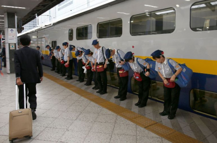 Công ty đường sắt Nhật Bản xin lỗi vì đã để tàu chạy sớm 20 giây