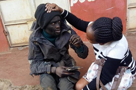 Cô gái thay đổi cuộc đời của người bạn nghiện ngập lang thang