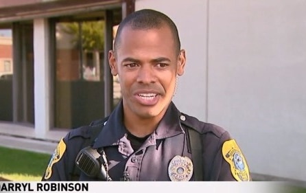 Cậu bé 8 tuổi tan học không có ai đến đón, viên cảnh sát Mỹ hành động ấm lòng