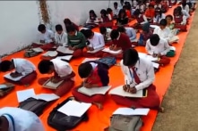 300 học sinh một trường tiểu học Ấn Độ có thể viết chữ bằng 2 tay cùng lúc