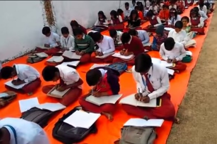 300 học sinh một trường tiểu học Ấn Độ có thể viết chữ bằng 2 tay cùng lúc