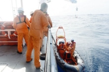 Cứu thành công 7 ngư dân tàu QB 92869 TS gặp nạn trên biển