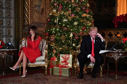 Tổng thống Trump và phu nhân Melania cùng trẻ em Mỹ “lần theo dấu vết ông già Noel”