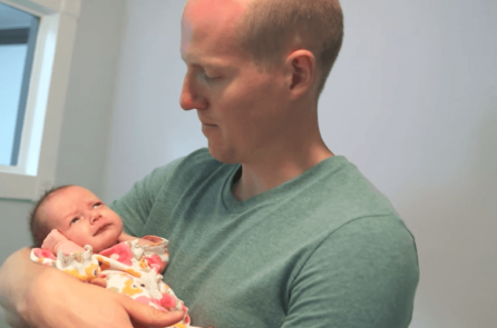 Cảnh sát thiện lương nhận nuôi con của một thai phụ nghiện ngập vô gia cư