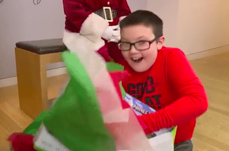 ‘Hy sinh’ máy chơi game để giúp đỡ người vô gia cư, cậu bé tốt bụng nhận được món quà Noel bất ngờ