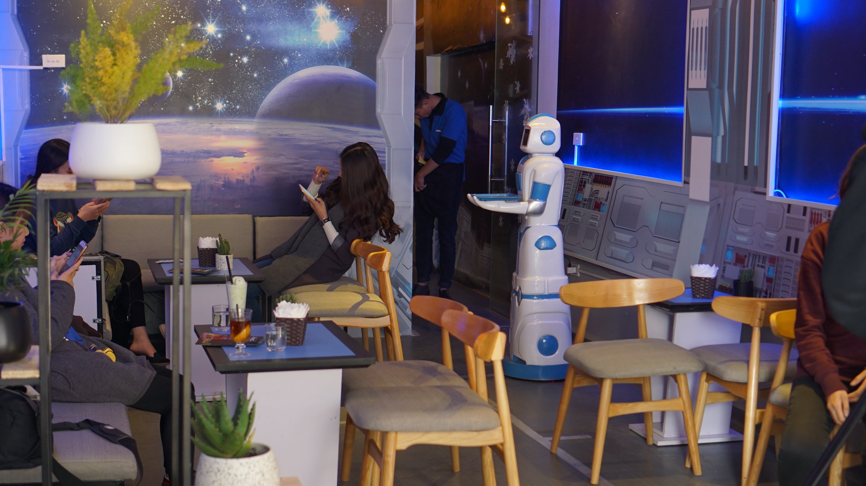 Robot Cafe, Robot vào phục vụ bàn trong quán cà phê đầu tiên ở Việt Nam