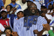 Cựu danh thủ từng đoạt Quả bóng Vàng FIFA trở thành tổng thống Liberia