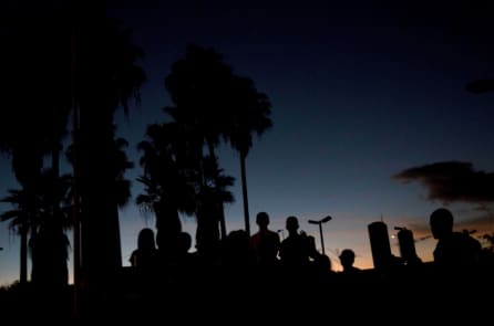 Những ánh đèn Giáng sinh yếu ớt phản ánh cuộc khủng hoảng tồi tệ ở Venezuela