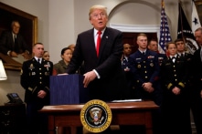 Ông Trump ký luật cho phép tàu chiến Mỹ tới Đài Loan, Trung Quốc tức giận